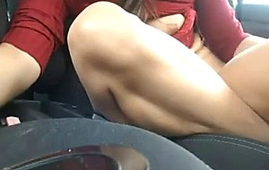 She fists her elastic ass in the car