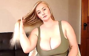 Sexy plumper woman orgasming on webcam show