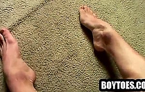 Amateur stud tugs on his cock and shows his feet