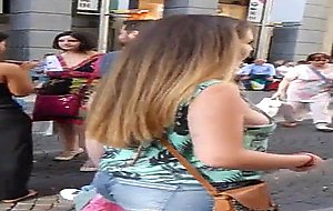 Candid wobbling side boobs