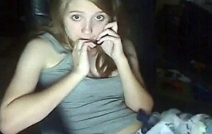 Superbe teen de 19 ans se caresse honey à la webcam!