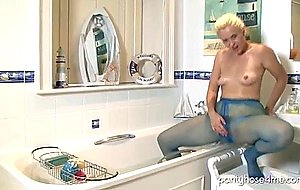Sexy blonde babe masturbates intense in pantyhose 