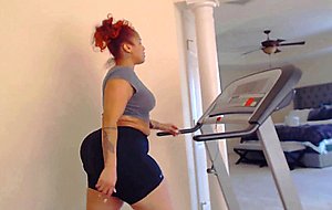 Scarl3tt3 on the treadmill