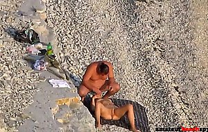 Kinky couple pleasuring eachother on voyeur beach