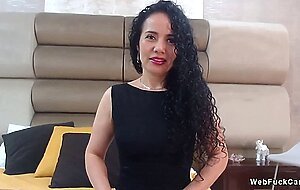 Mature Latina masturbtes in bed on webcam show