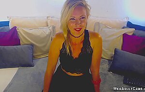 British MILF shows vibrator in pussy on webcam