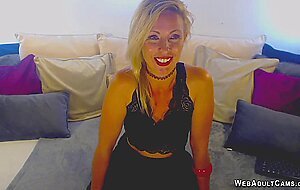 British MILF shows vibrator in pussy on webcam