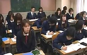 Lyceenne japonaise branle son copain en classe!