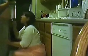 Con su mujer en la cocina