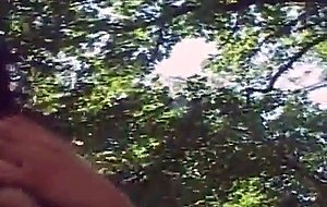Mature salope baisee dans les bois !