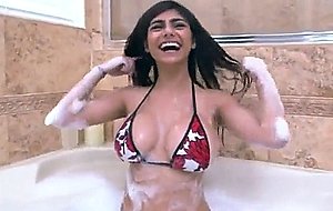 Mia khalifa bathtub suck and fuck